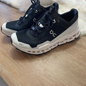 ON Running CloudUltra black/white